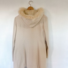 ファー付きフードのロングコートの画像