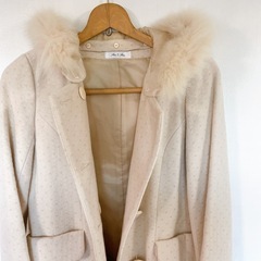 ファー付きフードのロングコートの画像