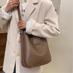 新品タグ付き　ショルダーバッグ　ポーチ付きの画像