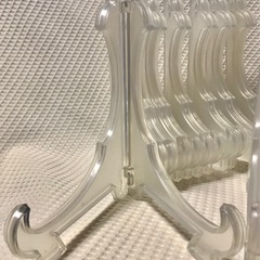 ディスプレイに！透明プラスチック製　皿立て、額立て　10個セット（大9個、小1個）の画像