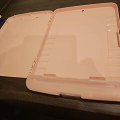 テムの書類入れ、バインダー(ピンクのプラスチック製)の画像