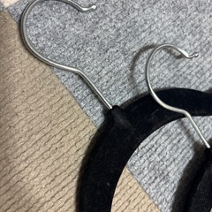 美品　ハンガー スエード調 ズレにくく服を痛めにくい 黒 10本セットの画像
