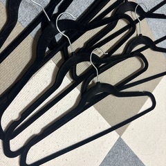 美品　ハンガー スエード調 ズレにくく服を痛めにくい 黒 10本セットの画像