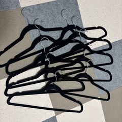 美品　ハンガー スエード調 ズレにくく服を痛めにくい 黒 …