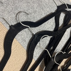 美品　ハンガー スエード調 ズレにくく服を痛めにくい 黒 10本セットの画像
