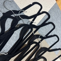 美品　ハンガー スエード調 ズレにくく服を痛めにくい 黒 10本セットの画像