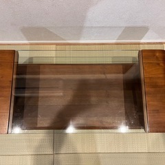ガラスローテーブルの画像