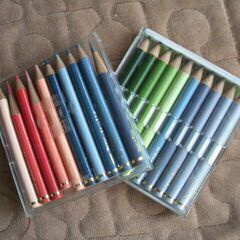 中古の色鉛筆のセット二つです