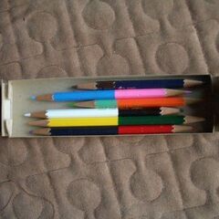 ２色が１本になった色鉛筆セットですの画像