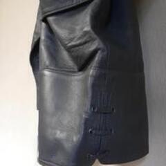 オーストラリア製品皮革ジャケットとスカートの画像