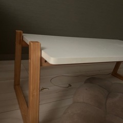 テーブル、1人用ソファーの画像