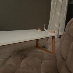 テーブル、1人用ソファーの画像