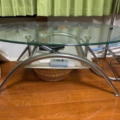 ガラスのテーブル