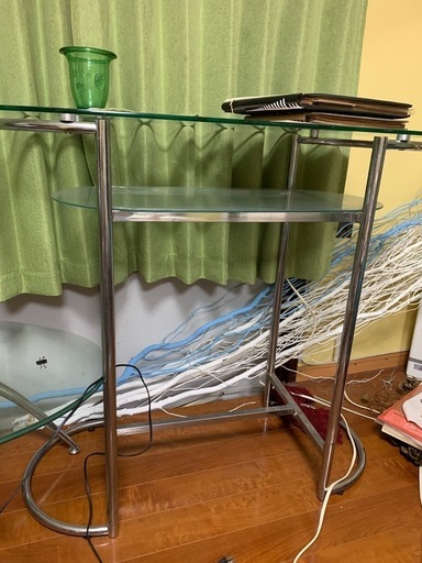 ガラスのテーブル