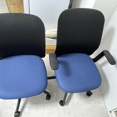 イス　二脚の画像