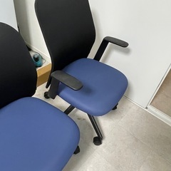 イス　二脚の画像