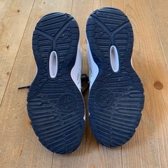 子供用バスケットシューズの画像