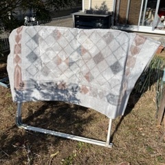 かなり以前に購入した絨毯約1.8m×1.8mです。