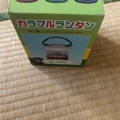 懐中電灯2つとランタンとラジオの画像