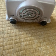 懐中電灯2つとランタンとラジオの画像