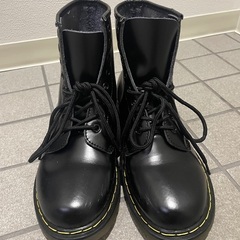 黒のブーツ(ドクターマーチンに見えるけどニセモノ)