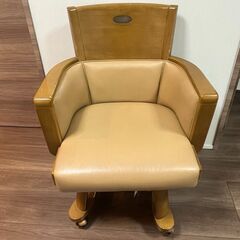 重厚なダイニングテーブルセットの画像