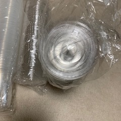 蓋付き透明プラスチックカップとストローのセットの画像