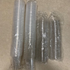 蓋付き透明プラスチックカップとストローのセットの画像