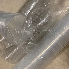 蓋付き透明プラスチックカップとストローのセットの画像