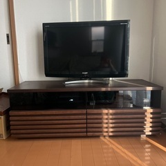 スタイリッシュなダークブラウンの木製テレビ台（黒いガラスの引き出...