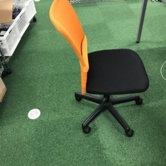 オフィスコム　オフィス用チェア　椅子　3脚(オレンジ2脚　黒1脚)の画像