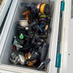 釣り道具　釣竿　リール　クーラーボックスの画像