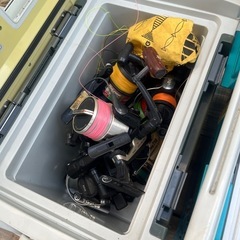 釣り道具　釣竿　リール　クーラーボックスの画像