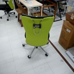 オカムラ フィーゴ オフィスチェア ミドルバック 肘なし サイドファスナータイプ ハンガー付 ライムグリーン×ブラック 苫小牧西店の画像