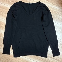黒のニット カットソー