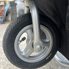 人気ベビーカー「路面の衝撃をタイヤが吸収」の画像