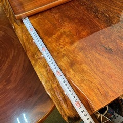 天然木　一枚板　奥側の高い方のテーブルの画像