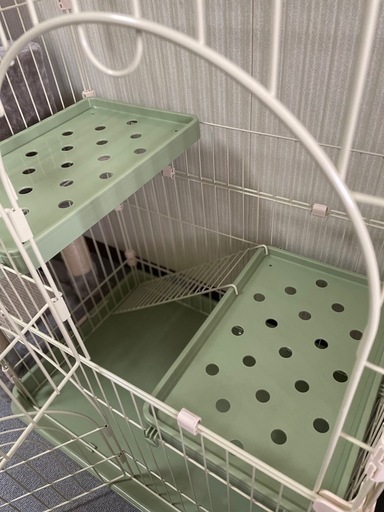 （美品）猫キャットケージ2段 おもちゃと遠赤外線 超暖もこほわマットお付けします。＊組み立てたままお渡し 　