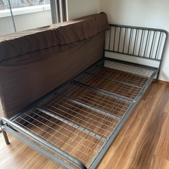 ベッド、マットレス、ベッドフレームの画像