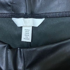 H&M フェイクレザーパンツ
の画像
