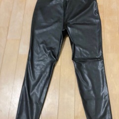 H&M フェイクレザーパンツ
の画像