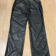 H&M フェイクレザーパンツ
の画像