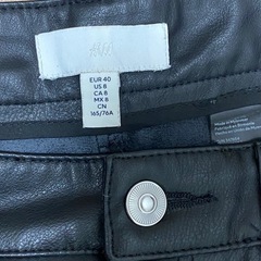H&M フェイクレザーパンツ
の画像