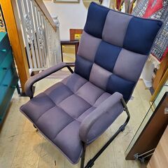 肘掛け付き リクライニングチェア グレー×ネイビー■横幅55cm×奥行78～88cm×高さ79～88cm■買取帝国 朝霞店 配達可能の画像