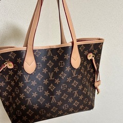 美品バッグと新品ポーチ付き.取引31日まで