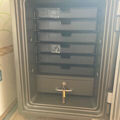 クラウン耐火金庫：奥行49×幅45.5×高68㎝、重さ100㎏以上程度
