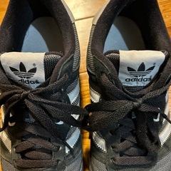 adidas スニーカーの画像