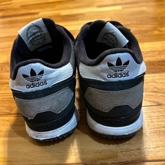 adidas スニーカーの画像