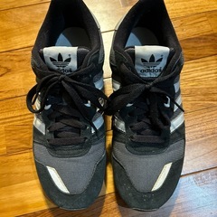 adidas スニーカーの画像