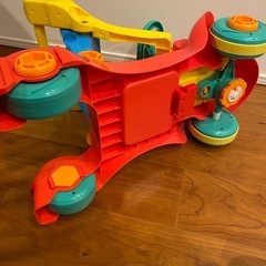 子供のおもちゃ　ビジーカー　の画像